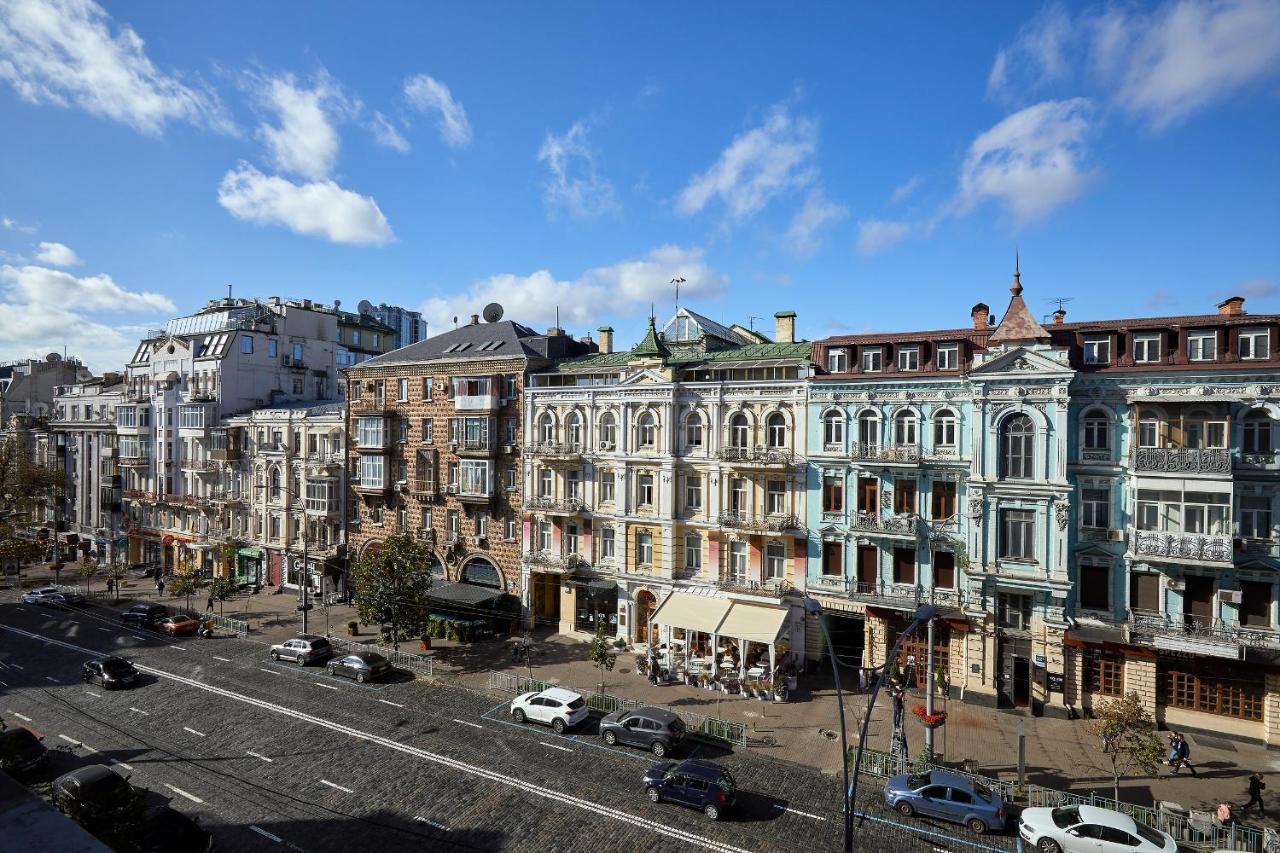 Near Lva Tolstoho Square